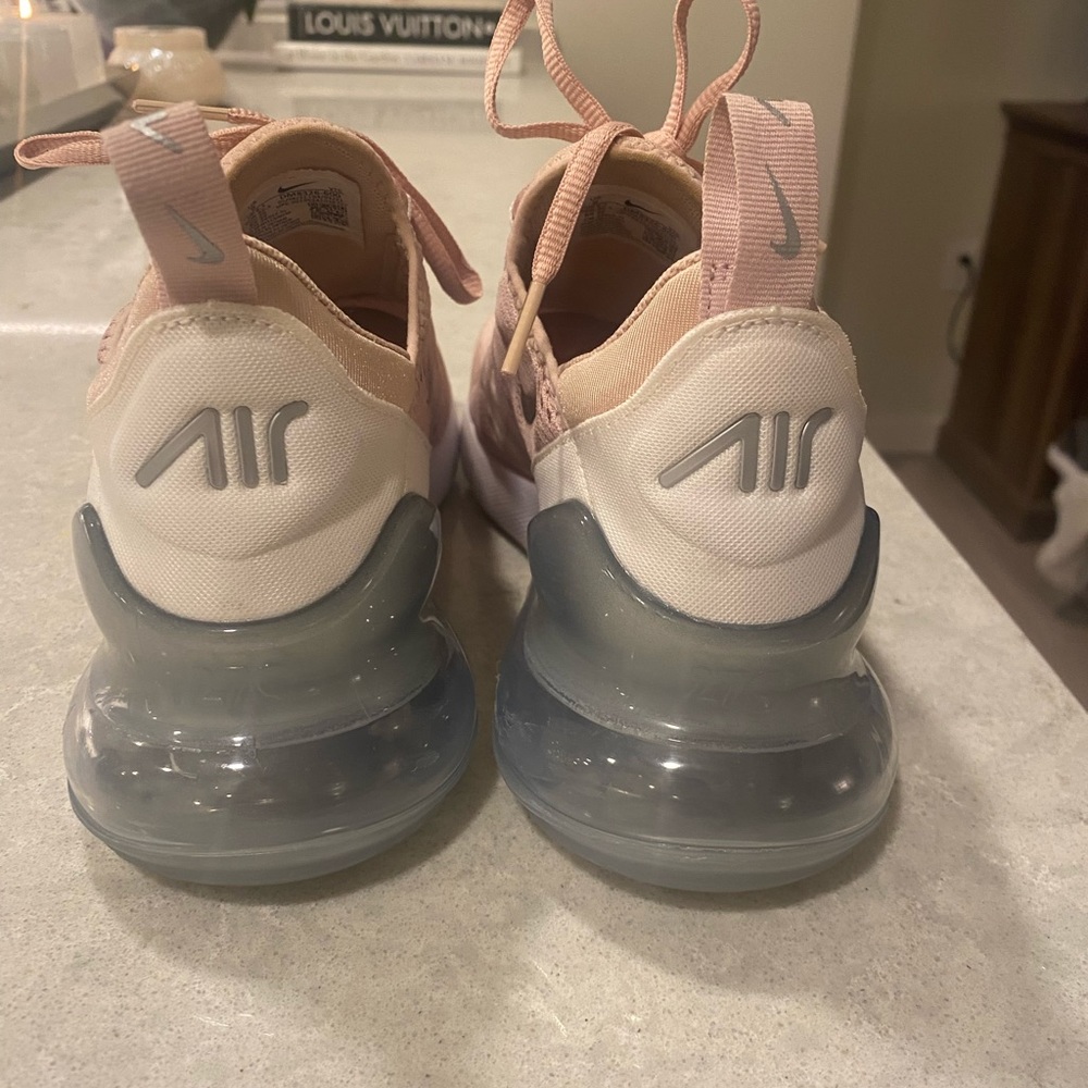 Nike air Max 270 sneaker. pink. Size 9